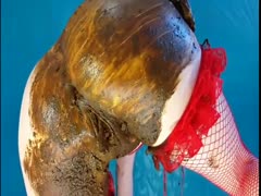 Sexy babe shit herself and rubbed it all over her ass